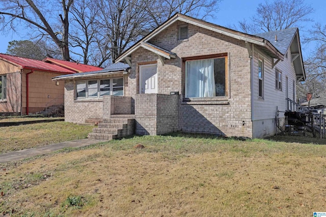 view of front of property featuring a front yard