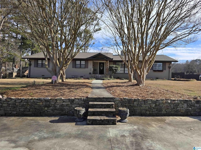 single story home featuring a front lawn