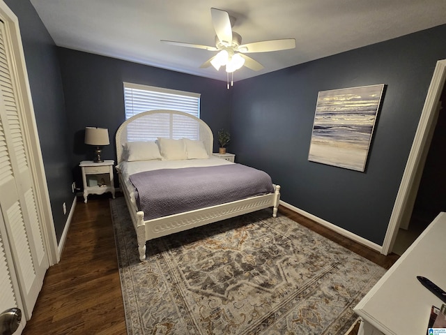 bedroom with dark wood-type flooring, ceiling fan, and a closet