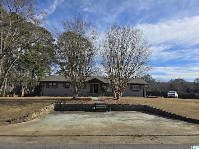 single story home featuring a front yard