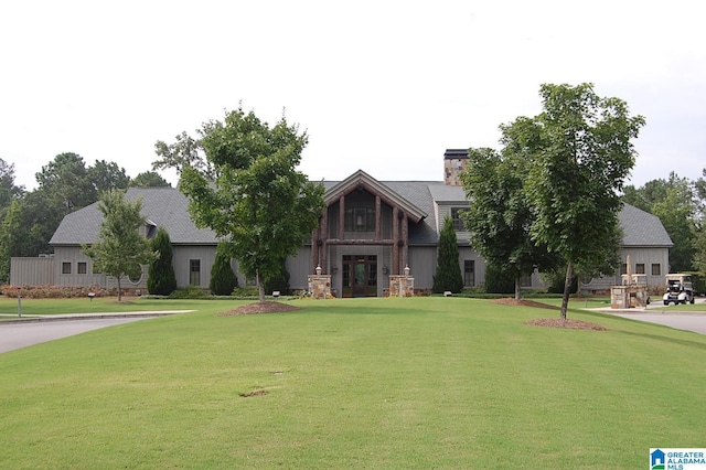 view of front of home featuring a front lawn