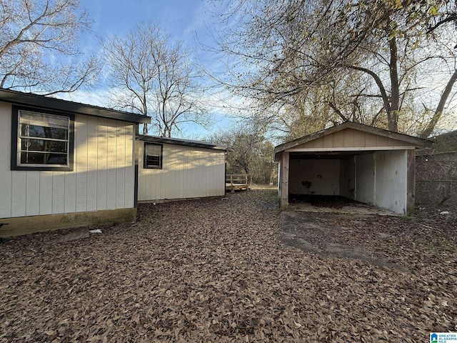 view of yard featuring an outdoor structure