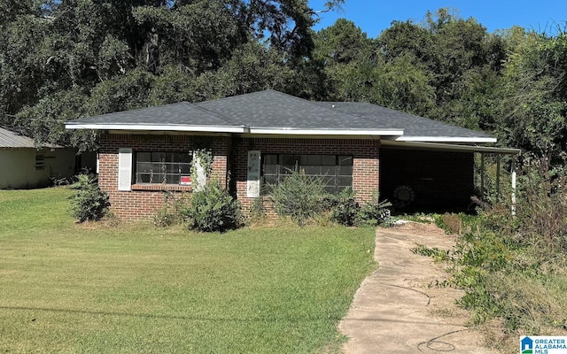 view of front of home with a front lawn and a carport