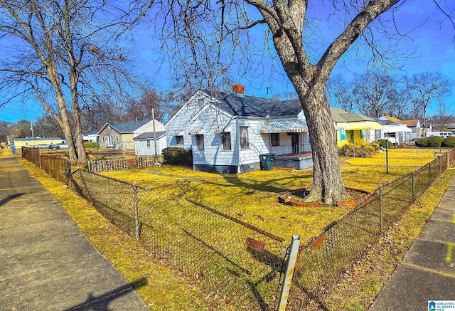 view of front of property featuring a front lawn