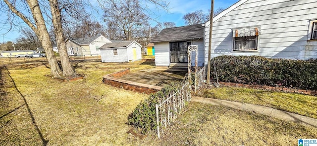 view of yard with a storage shed