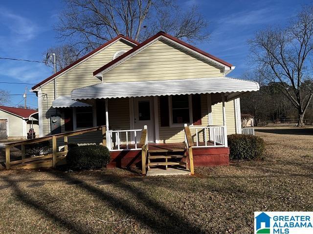 bungalow featuring a porch and a front yard