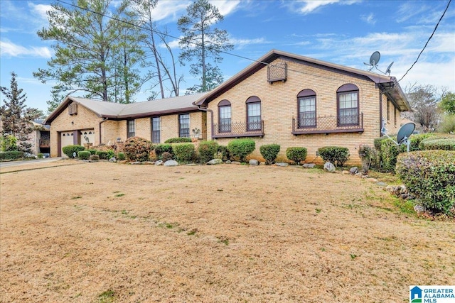 view of front facade featuring a garage and a front lawn