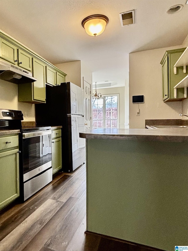 kitchen featuring dark wood-type flooring, green cabinets, kitchen peninsula, and stainless steel electric range