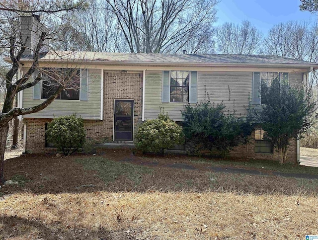 view of front of house featuring a front lawn