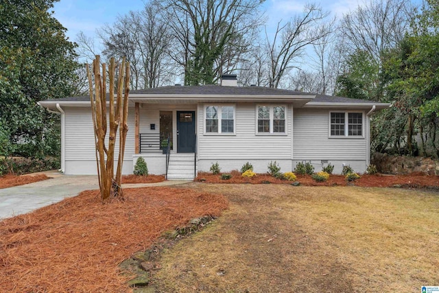 view of front of house with a front lawn