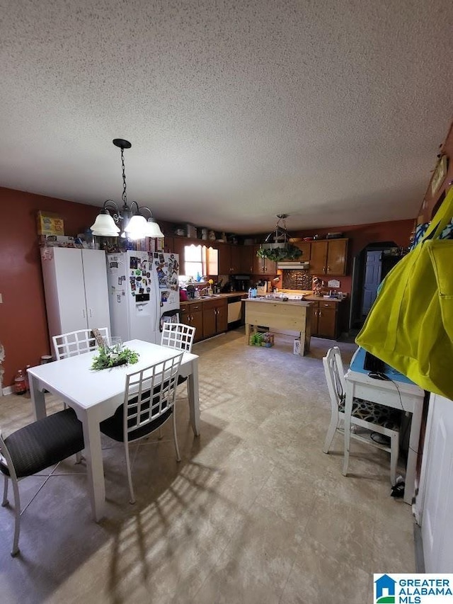 dining area featuring an inviting chandelier