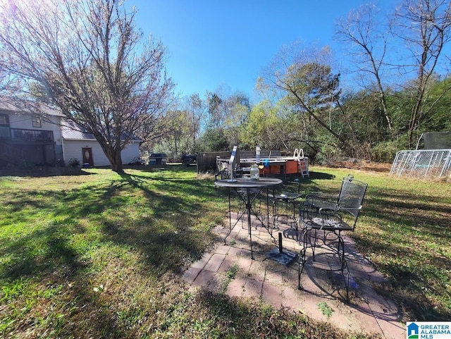 view of yard featuring a patio area