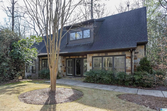 view of front of home with a front lawn