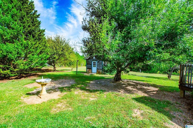 view of yard featuring an outdoor structure