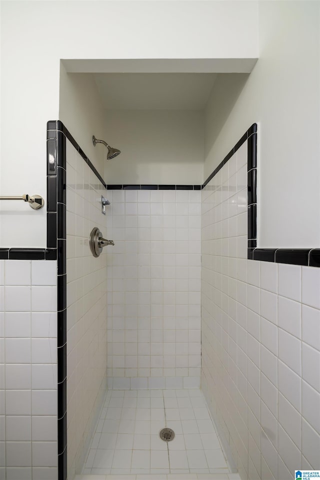 bathroom featuring a tile shower