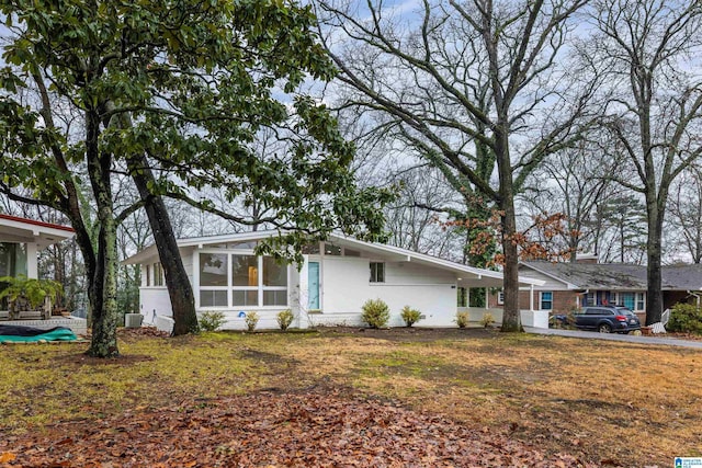 ranch-style home featuring a front yard