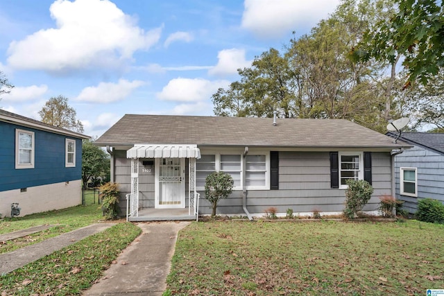 bungalow featuring a front yard