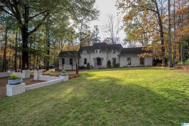 view of front of house featuring a front yard