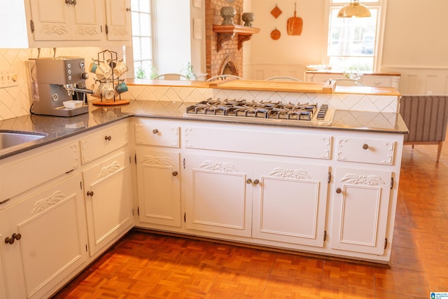 kitchen featuring light parquet floors, plenty of natural light, and decorative backsplash