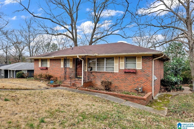 view of front of home with a front lawn