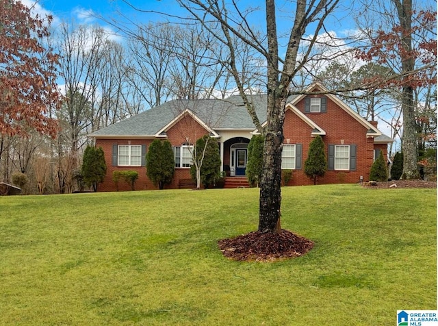 view of front of property featuring a front yard