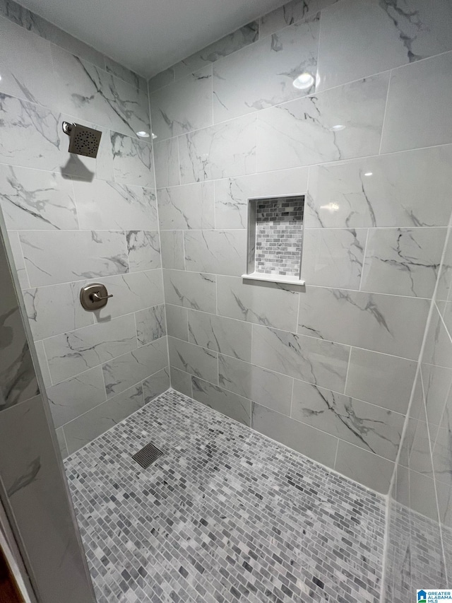 bathroom featuring a tile shower