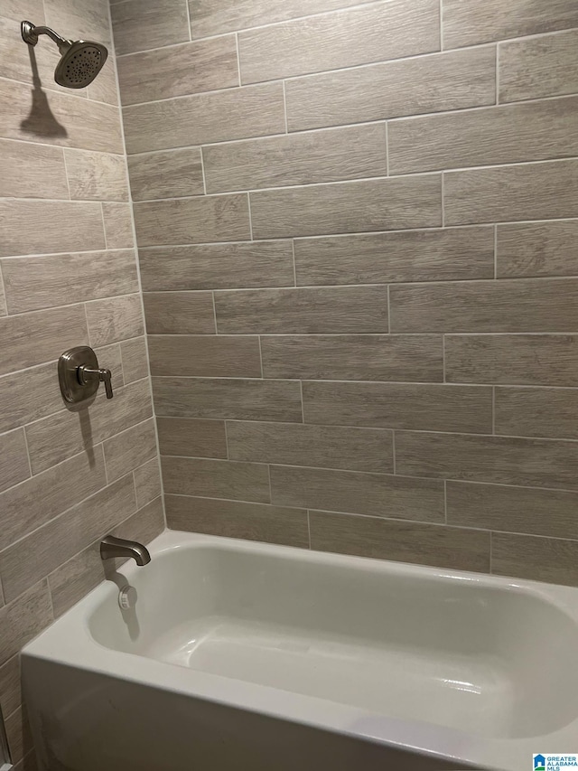 bathroom with tiled shower / bath