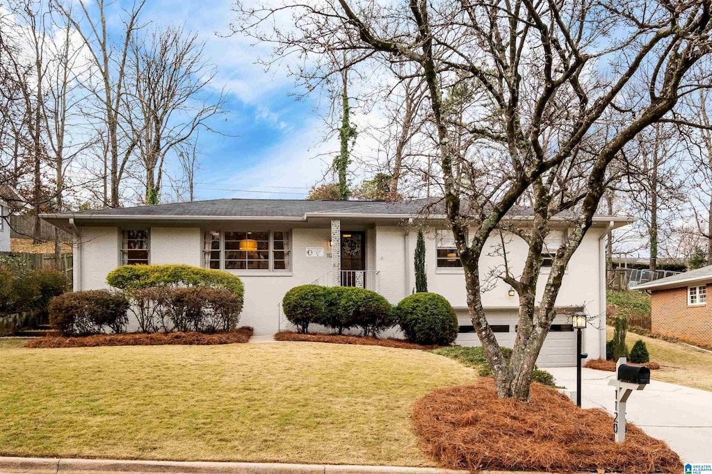 single story home with a front yard