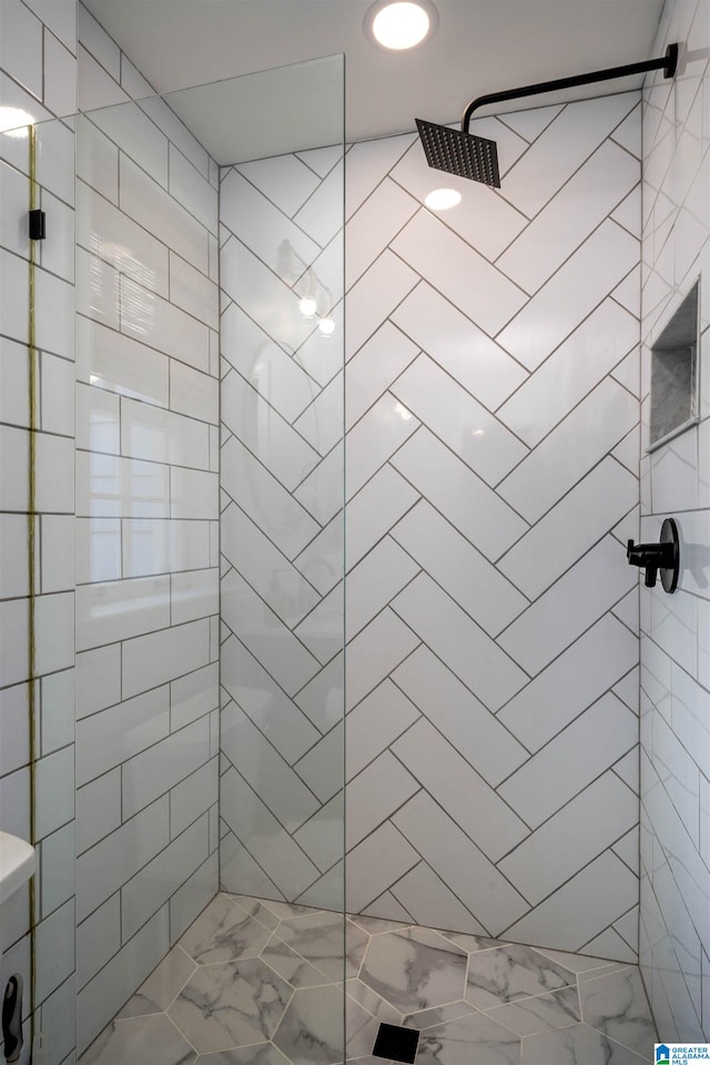 bathroom featuring tiled shower