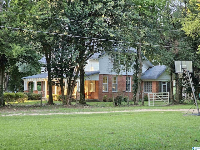 view of front facade featuring a front yard