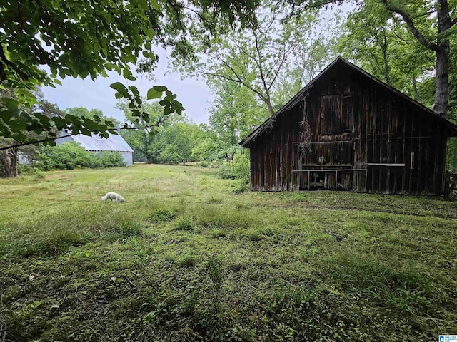 view of yard with an outdoor structure