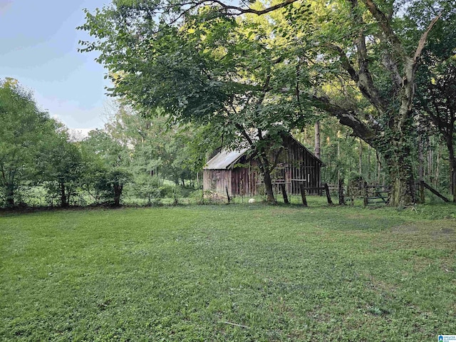 view of yard featuring an outdoor structure