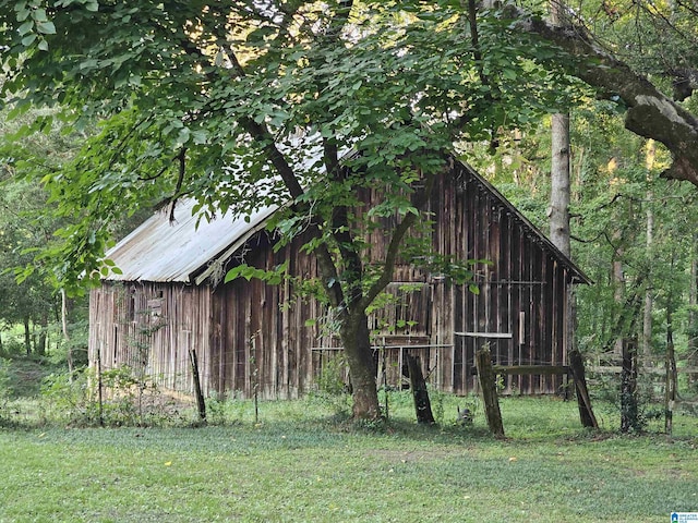 view of outdoor structure featuring a yard