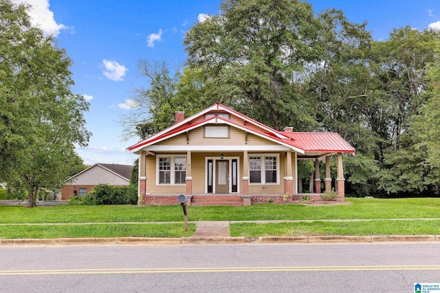 view of front of property featuring a porch and a front yard