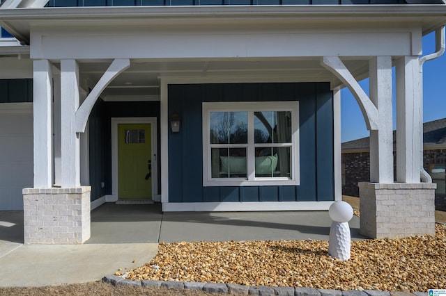 entrance to property featuring covered porch