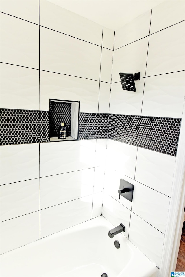 bathroom featuring tiled shower / bath combo