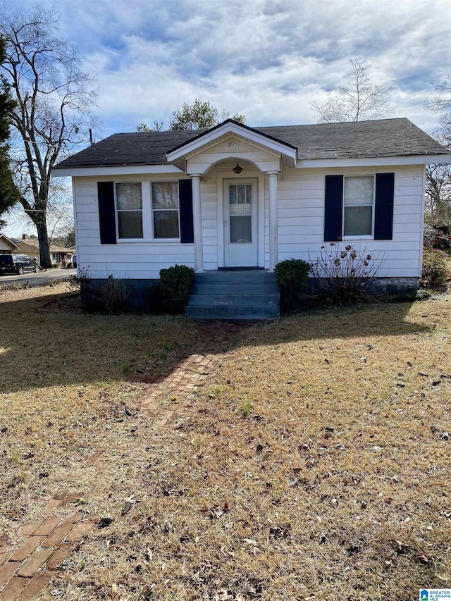 view of front of home featuring a front lawn