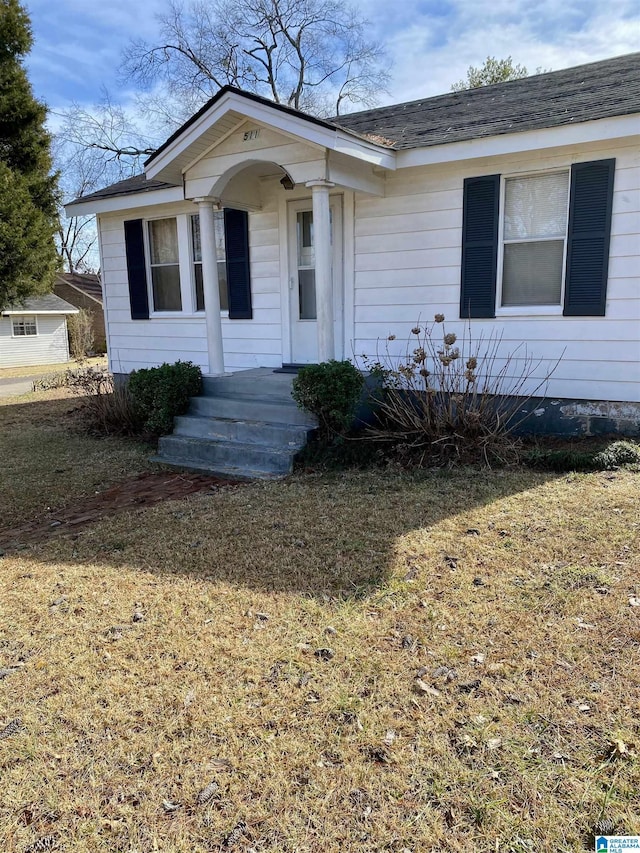 ranch-style house featuring a front lawn