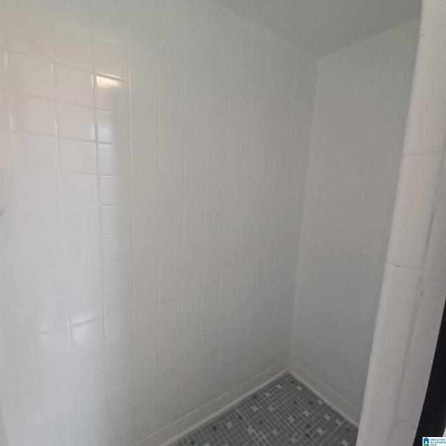 bathroom featuring tiled shower