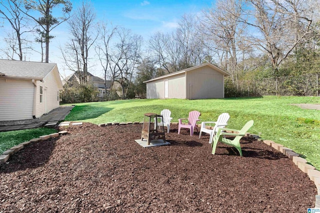 view of yard with an outbuilding