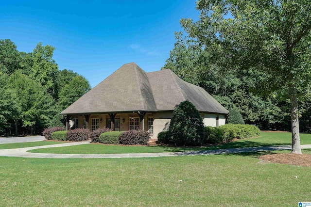 view of front of property featuring a front yard