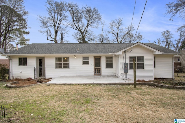 view of front of property featuring a patio, a front lawn, and roof with shingles