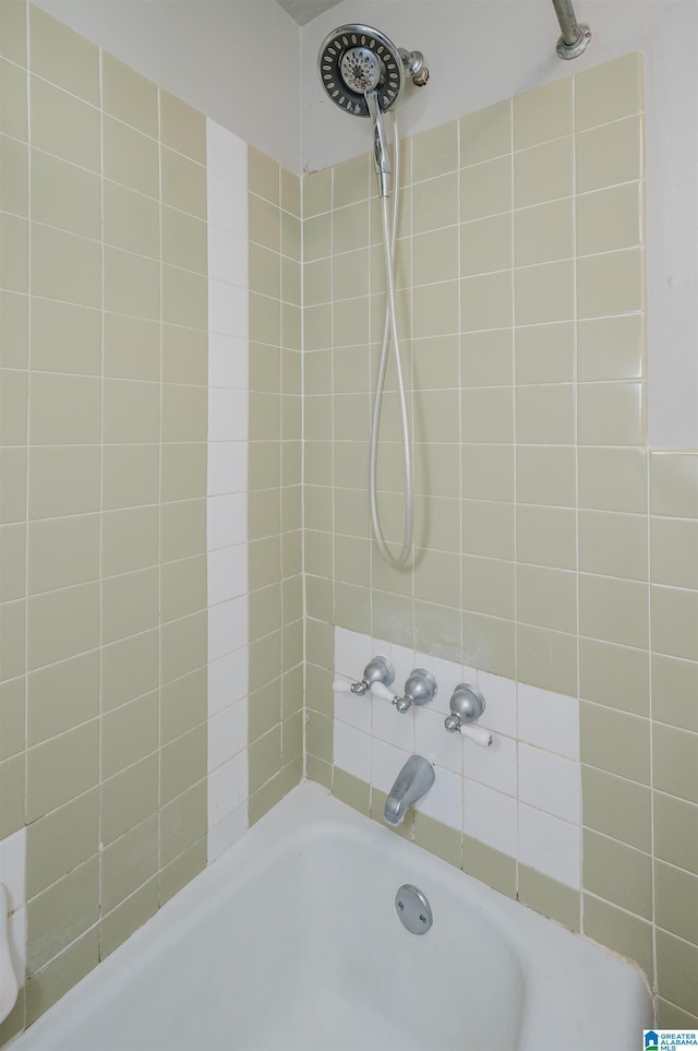 bathroom featuring a washtub