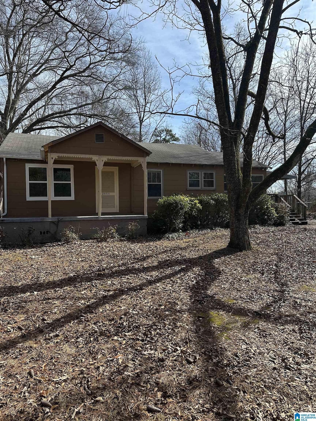 single story home with a porch