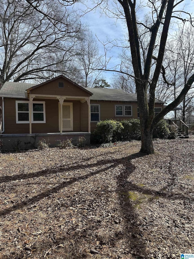 single story home with a porch