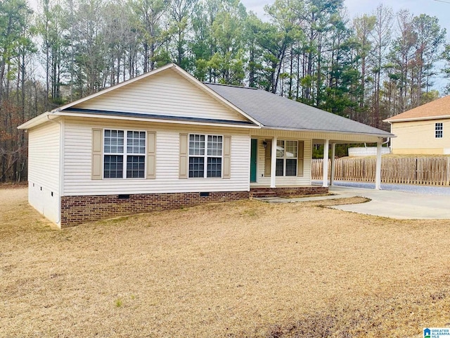 view of front facade featuring a carport, covered porch, and a front lawn