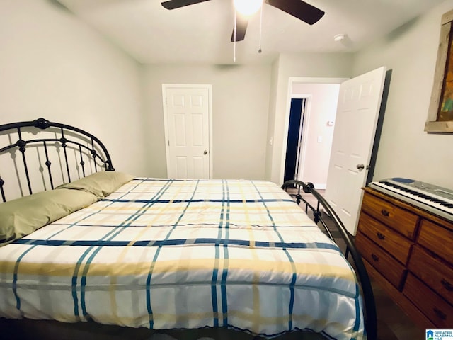 bedroom with ceiling fan