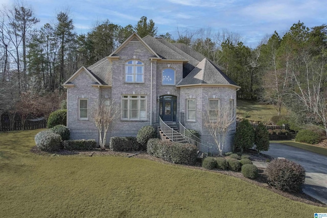 view of front facade featuring a front yard