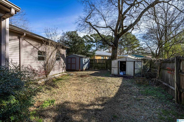 view of yard featuring a storage unit