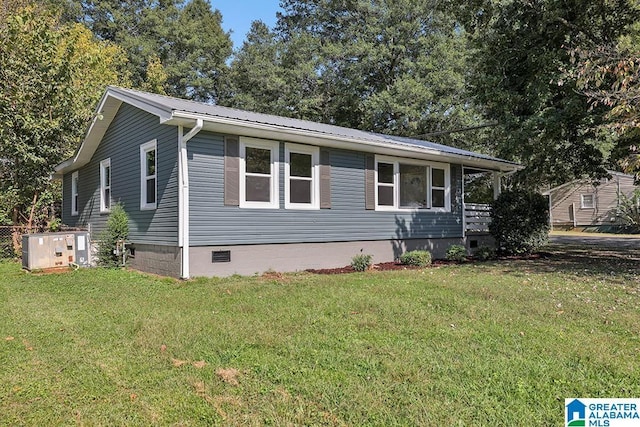 view of front of home featuring a front lawn